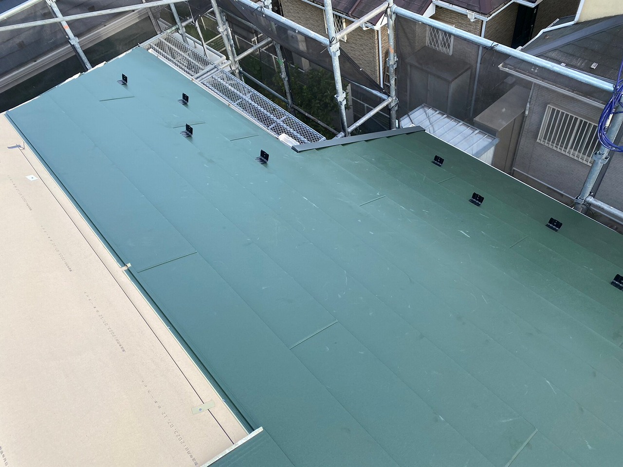 スレート屋根から横暖ルーフを使った屋根カバー工事を行いました！川口市屋根カバー工事　横暖ルーフαｓ　ニチハ　センタールーフ　スレートボロボロ　ガルバリウム鋼板　